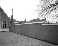802375 Gezicht op een uitbouw achter het huis Oudegracht 175 te Utrecht; links de achtergevel va het huis Oudegracht 171.